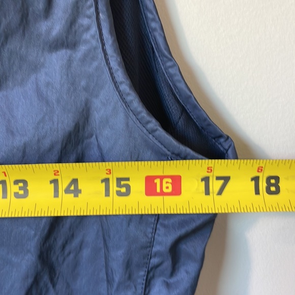 Vineyard Vines navy nylon blend vest w/ front pockets and drawstring hem. Sz xs - Picture 12 of 12